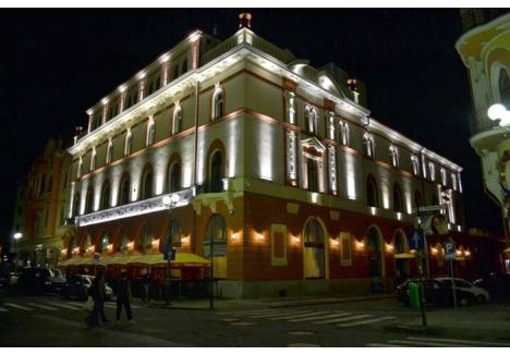 DE PROBĂ. Luxten a realizat, experimental şi gratuit, iluminatul Hotelului Transilvania, a cărui faţadă a fost recent reabilitată, înfrumuseţând şi mai mult centrul oraşului 